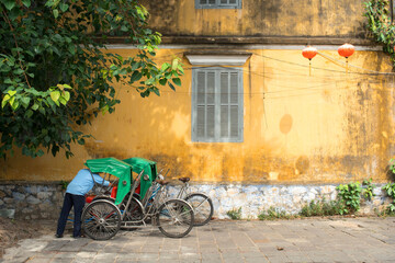ベトナム・ホイアン　シクロと黄色い家の壁　Cyclos and yellow house wall in Hoi...
