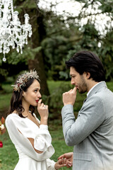 The wedding ceremony is the traditional moment of putting on the rings. The bride and groom make vows to each other.