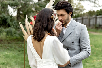 The wedding ceremony is the traditional moment of putting on the rings. The bride and groom make vows to each other.