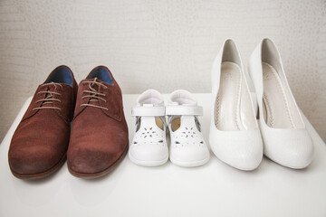 3 Paar Schuhe, für Frau, Mann, Kind