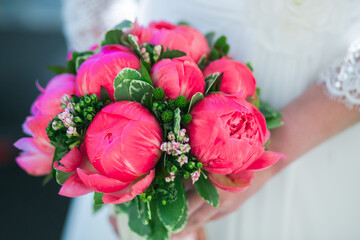 Braut hält den Brautstrauss in den Händen