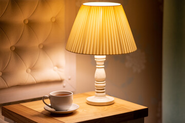 Lampe sur la table de chevet. Lampe de chevet à lumière chaude. Lire un livre au lit sous une...