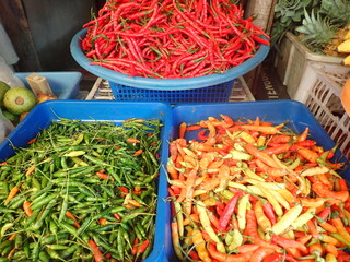 Naklejka premium cayenne pepper and red chili in traditional markets