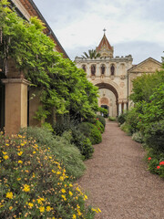 Naklejka premium Monastère de l'abbaye de l'île Saint Honorat avec ses arches, ses voûtes, ses vignes, fleurs et palmiers dans les îles de Lérins en baie de Cannes sur la Côte d'Azur