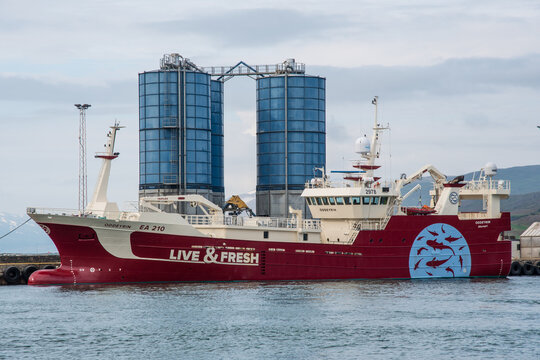 Oddeyrin, A Longliner with tanks to carry live fish