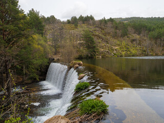 Obraz premium landscape of a waterfall in the mountains