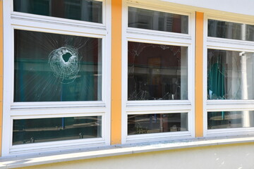 Scheiben eingeschlagen