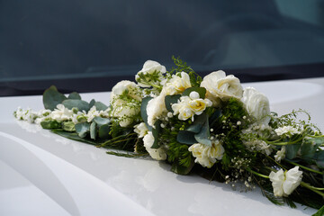 Obraz na płótnie Canvas wedding bouquet on the car
