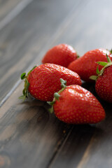 Erdbeeren auf einem dunklen Holzuntergrund