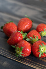 Erdbeeren auf einem dunklen Holzuntergrund