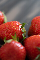 Erdbeeren auf einem dunklen Holzuntergrund