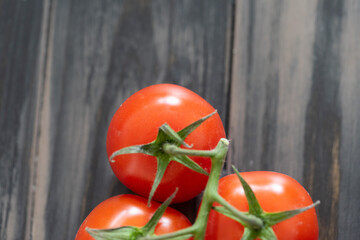 Tomaten auf einem dunklem Holzuntergrund