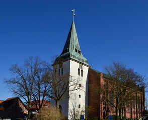 Fototapeta na wymiar Historische Kirche im Frühling in der Stadt Rothenburg am Fluss Wuemme, Niedersachsen