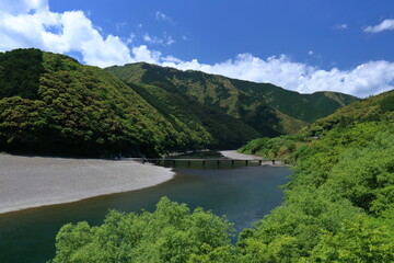 岩間沈下橋　四万十川に架かる橋　初夏　（高知県　四万十市）