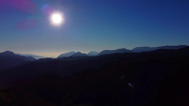 Siluetas de monta&ntilde;as en una sierra, un bonito amanecer en el bosque