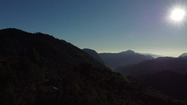 Siluetas de monta&ntilde;as en una sierra, un bonito amanecer en el bosque