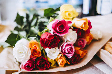 Joli bouquet de roses multicolores fraichement cueillies au jardin