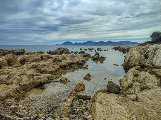 Paysage de crique et de sous bois de pins sur les îles de Lérins dans la baie de Cannes sur la...