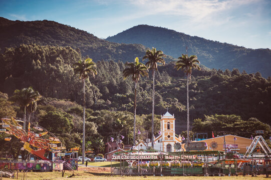Pra&ccedil;a Enseada de Brito - Palho&ccedil;a - Santa Catarina / Igreja Cat&oacute;lica Parque de Divers&otilde;es