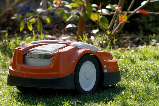 automatischer rasenroboter m&auml;ht den rasen 