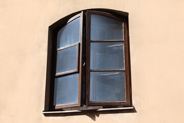 Obraz premium Old arched window in building, view from outdoors