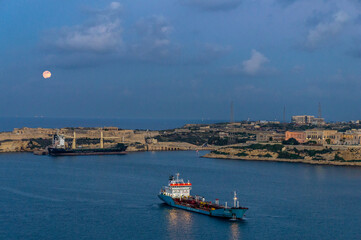 Luna sul porto