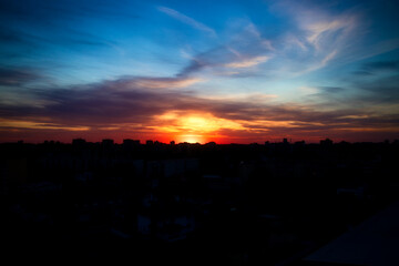 Obraz premium Dramatic sunset sky with clouds over the city