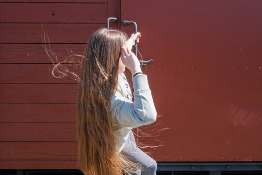 Ein Teenager Mädchen fährt mit einem braunen Güterwagen.