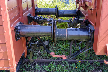 Güterwagen-Kupplung. Zwei Güterwagen sind miteinander verbunden.