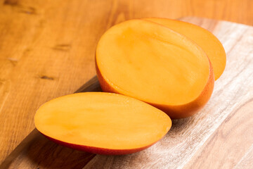 マンゴーをカットして食べる