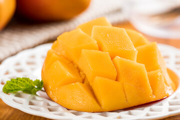 マンゴーをカットして食べる