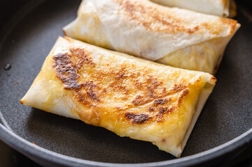 少ない油で揚げ焼き春巻き