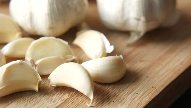 close up pf garlic on chopping board on table 