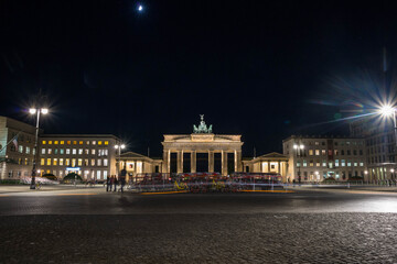 Fototapeta na wymiar the brandenburg gate by night