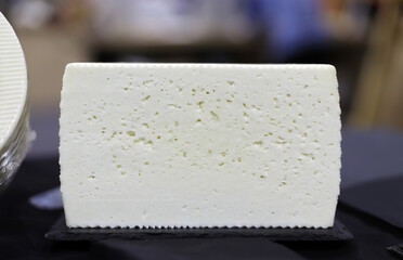 queso fresco blanco partido por la mitad