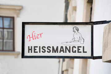 Obraz premium Hinweisschild Heissmangel
