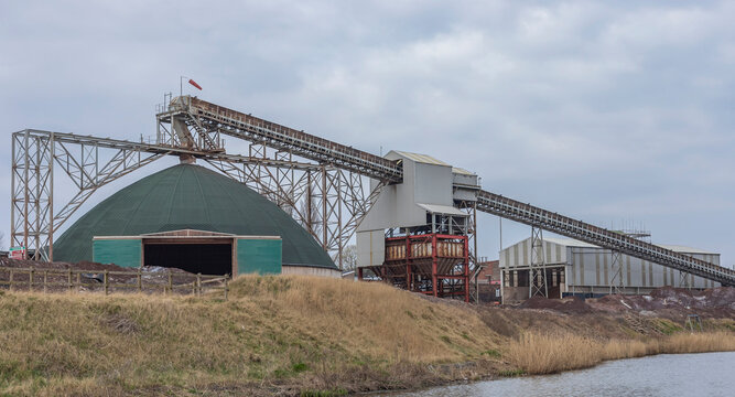 Production plant for salt brought to the surface