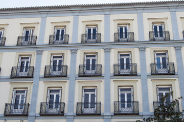Fototapeta na wymiar facade with symmetrical balconies in an office building in Madrid.