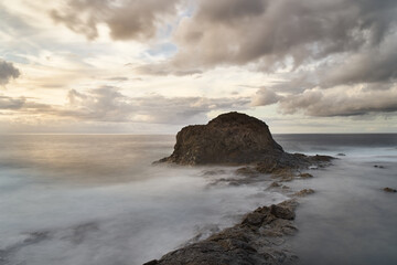 Obraz premium Sunset on the coast with clouds and colorful sky