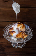 bun with icing sugar
