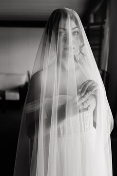  The bride under the veil. Black and white vertical photo