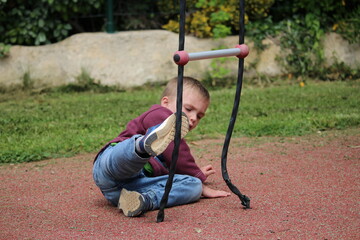 enfant grimpant à une échelle de manège , jeux