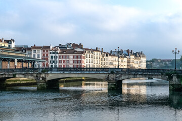Fototapeta na wymiar Bayonne in the pays Basque, typical facades and bridge on the river Nive 