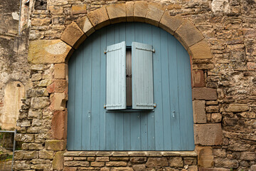 Ventana antigua de madera azul.