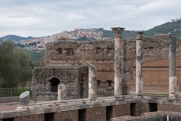 Fototapeta na wymiar Resti di antiche costruzioni all'interno della Villa Adriana, in Tivoli. 
