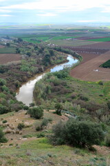 Fototapeta na wymiar survol du Guadalquivir et de terres agricoles et d'une retenue d'eau, barrage hydroélectrique en Andalousie dans le sud de l'Espagne 