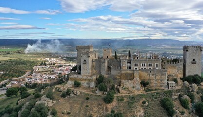 Obraz premium survol du château d'Almodovar Del rio près de Cordoue le long du Guadalquivir