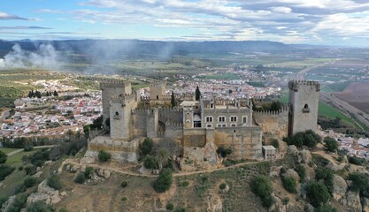 Fototapeta premium survol du château d'Almodovar Del rio près de Cordoue le long du Guadalquivir