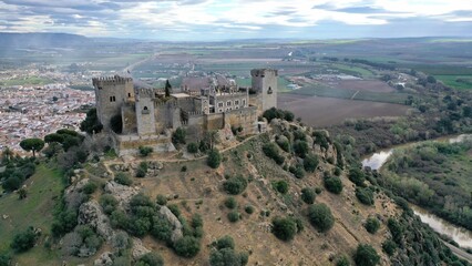 Fototapeta premium survol du château d'Almodovar Del rio près de Cordoue le long du Guadalquivir