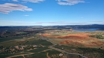 survol du Guadalquivir et de terres agricoles et d'une retenue d'eau, barrage hydro&eacute;lectrique en Andalousie dans le sud de l'Espagne	